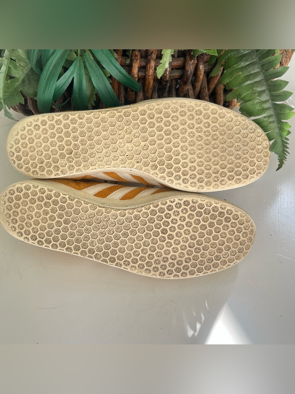 Adidas gazelle men’s sneakers collegiate gold size 10.5 CQ2801 2017 Need Clean - Picture 9 of 13